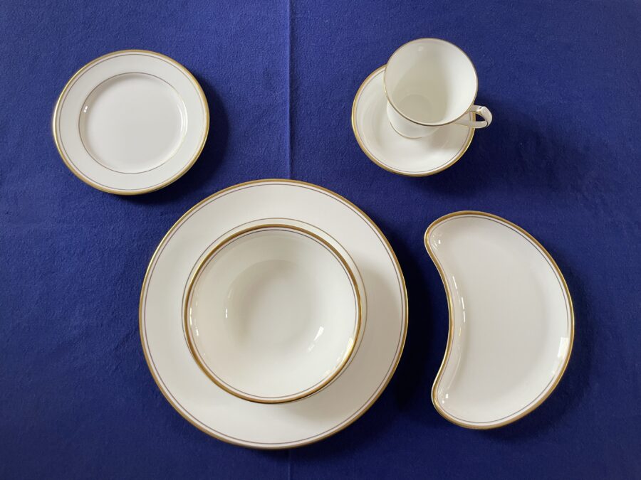 1 Aynsley 12 people tableware corona white bone China