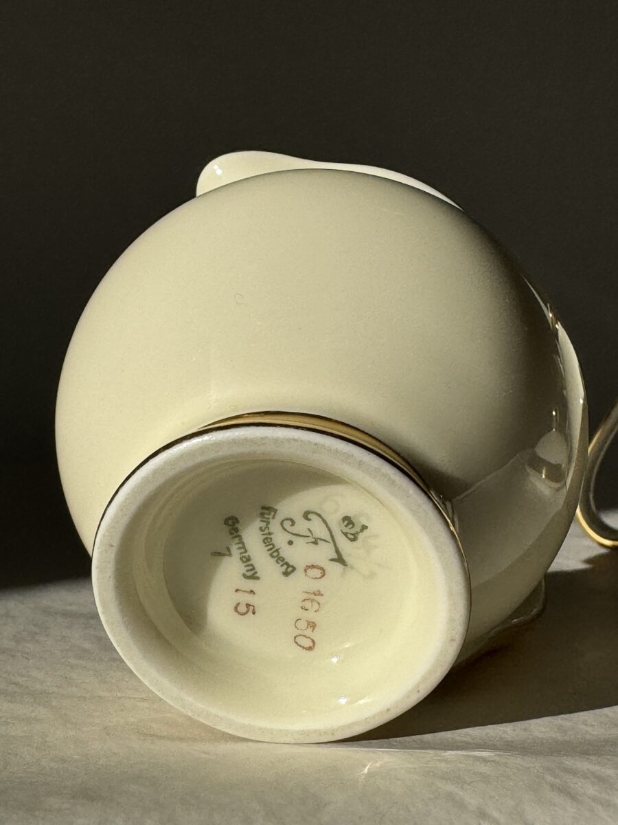 Service à café ou thé 10 personnes, porcelaine de Fürstenberg, Allemagne, modèle FÜRSTIN,  années 1950, ivoire et or