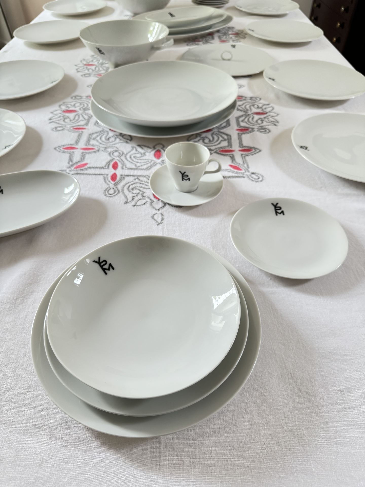 0 service de table porcelaine blanche et noir Jean Luce Paris